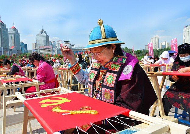 14李崇轩《各族绣娘心向党》