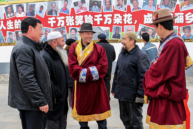 17石延寿《万千笑脸展幸福》