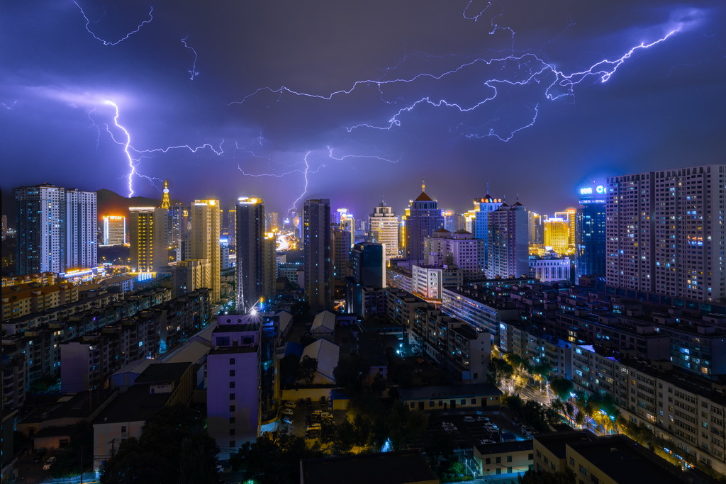 张洪军《夏都雷雨夜》